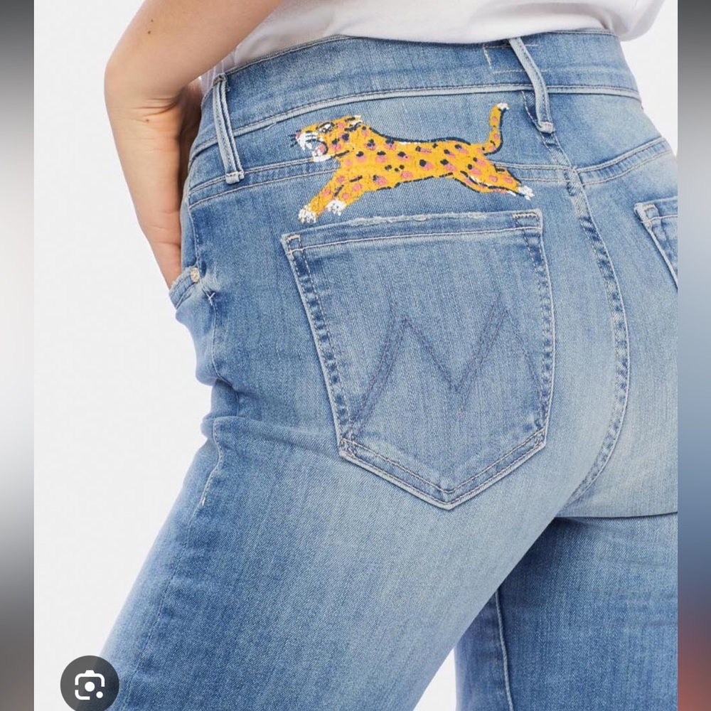 MOTHER High-Rise Light Blue Jeans with Embroidered Yellow Leopard